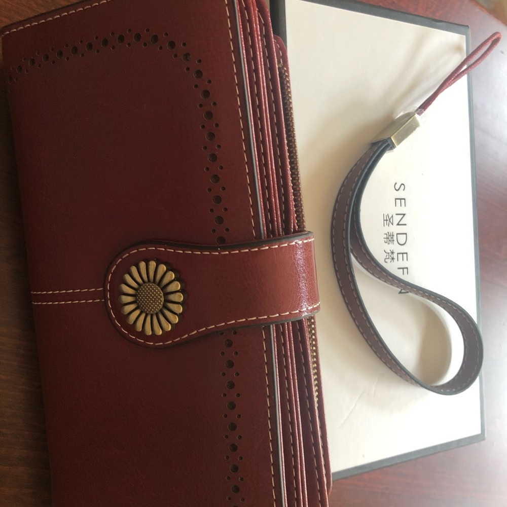 Women’s leather wallet.